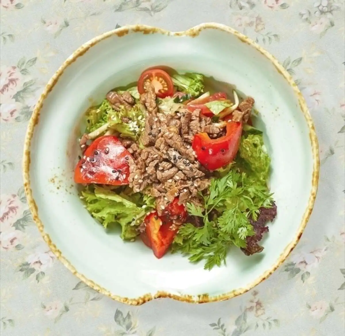 Салат по-тайски с фланк стейком, с овощами на гриле и заправкой в азиатском стиле