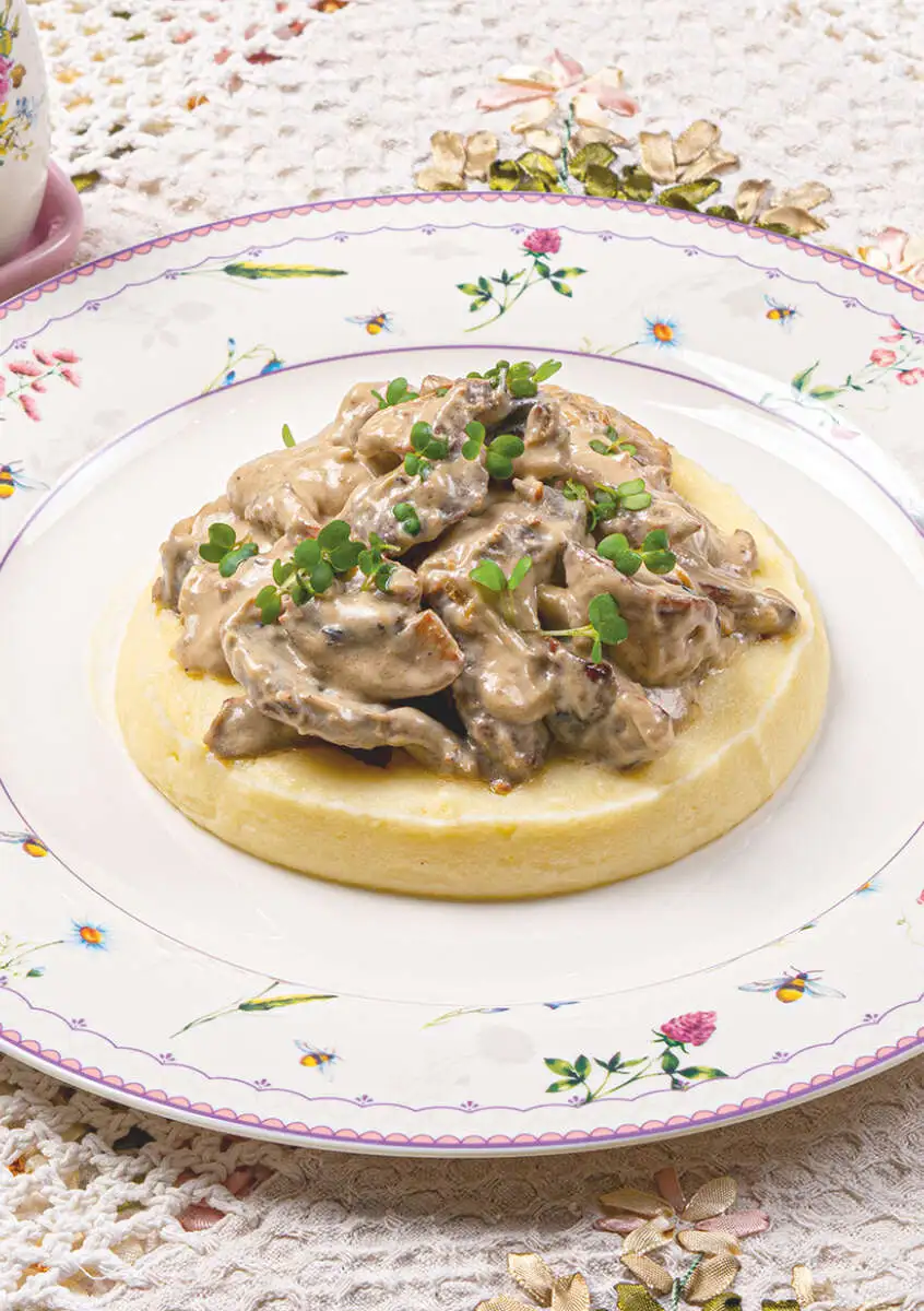 Бефстроганов с шампиньонами в сливочном соусе, с картофельным пюре