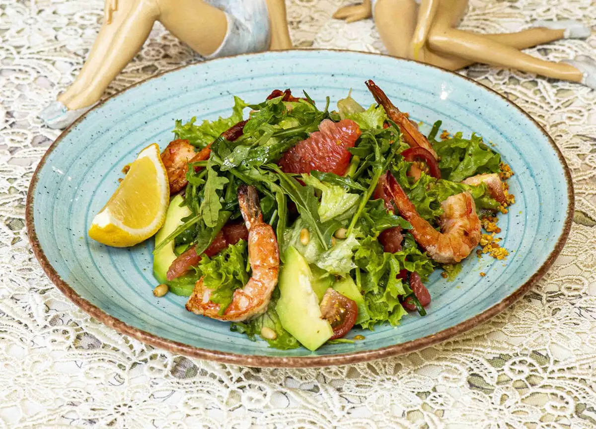 Микс-салат с тигровыми креветками, авокадо, грейпфрутом, кедровыми орешками