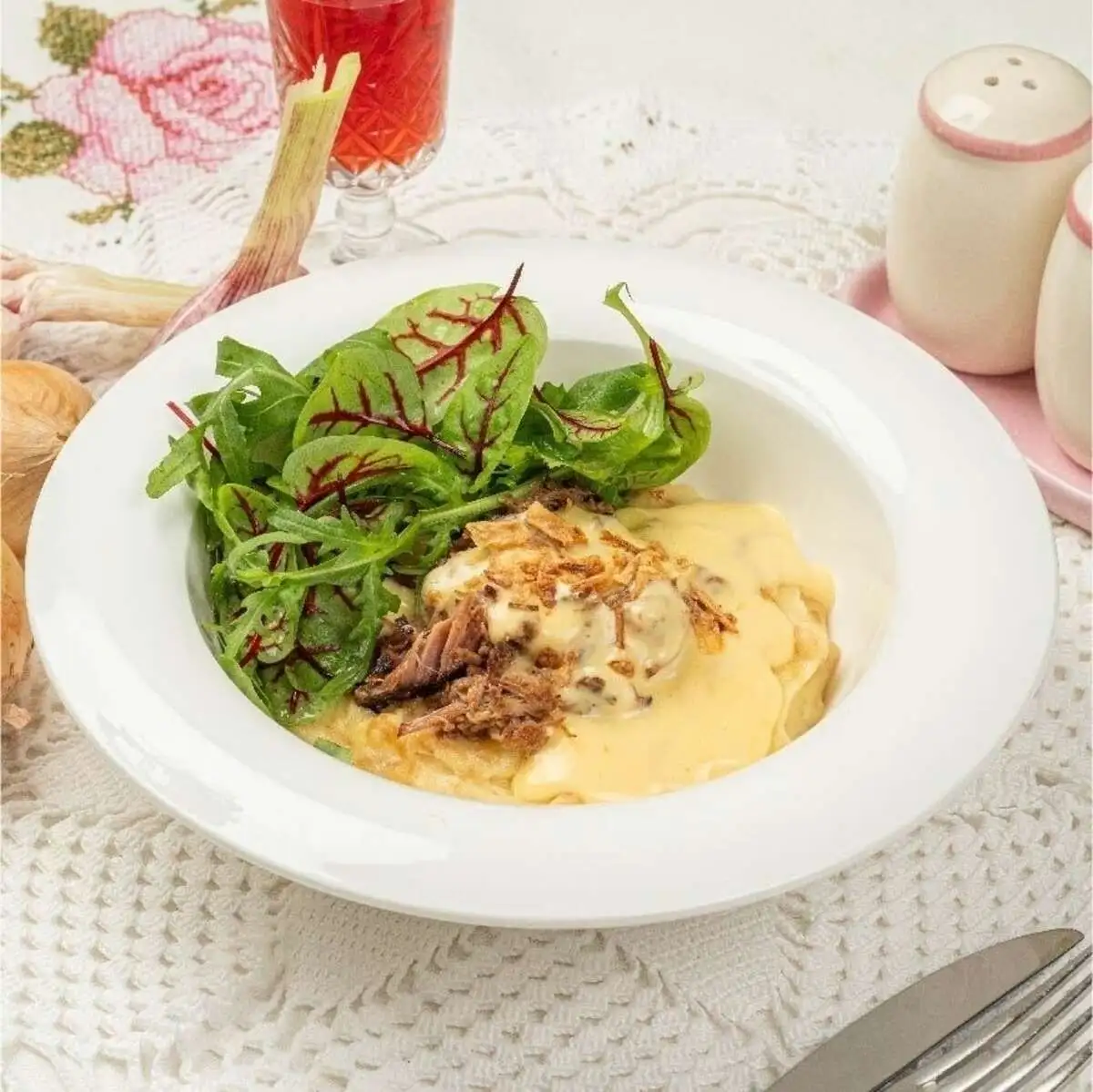 Рваная свинина смокер с картофельным пюре, малосольным огурчиками и соусом сырная лава