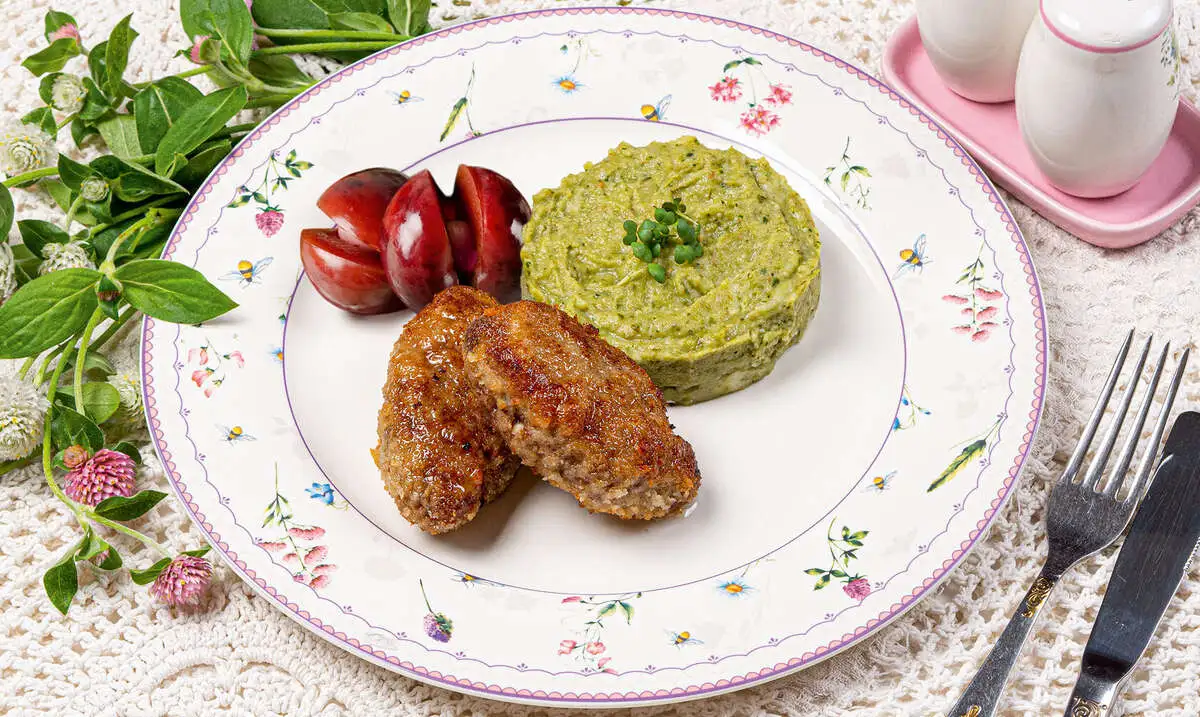 Рубленные котлеты из свинины и говядины с базиликовым пюре