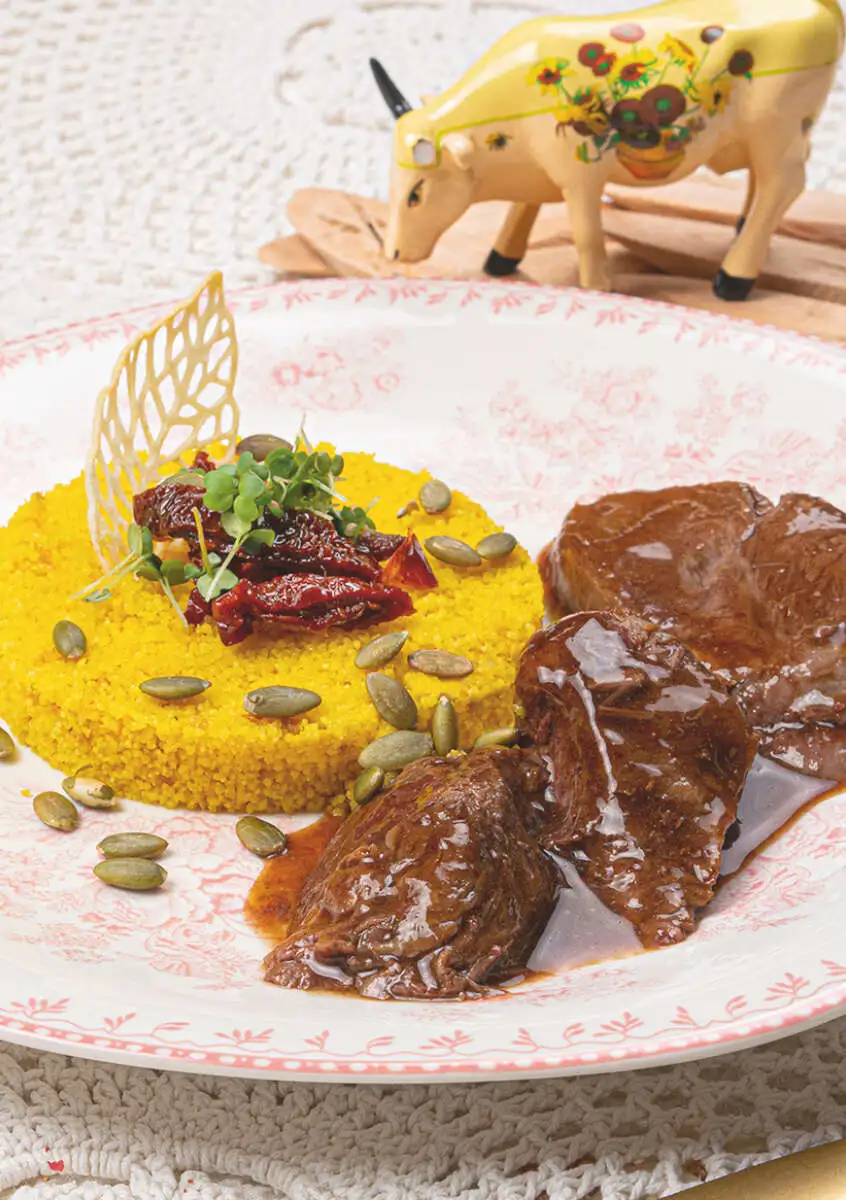 Телячьи щечки с кускусом, вяленными томатами и тыквенными семечками