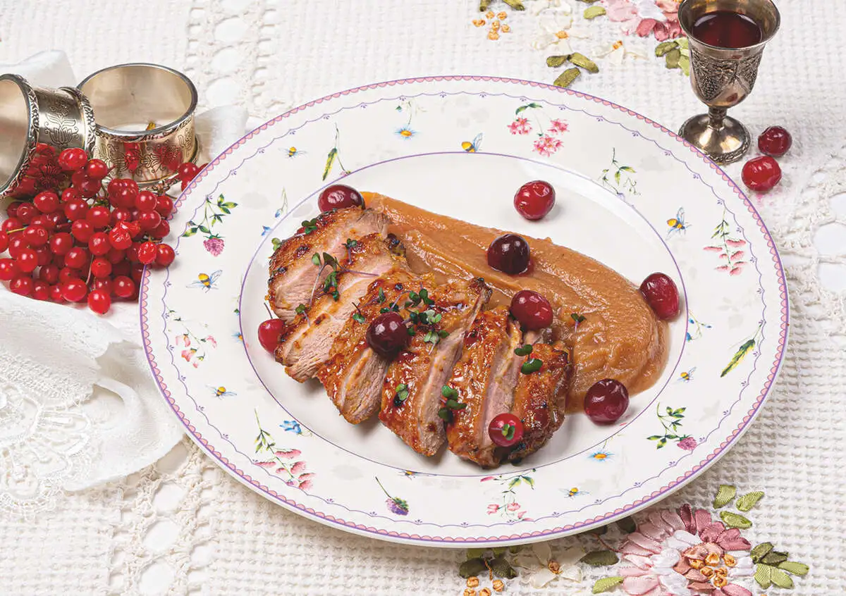 Утиное филе су-вид с нежным пюре из запеченных яблок и корня сельдерея