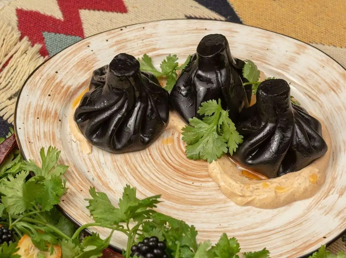 Черные хинкали с креветками, сыром сулугуни и острым соусом (3 шт)