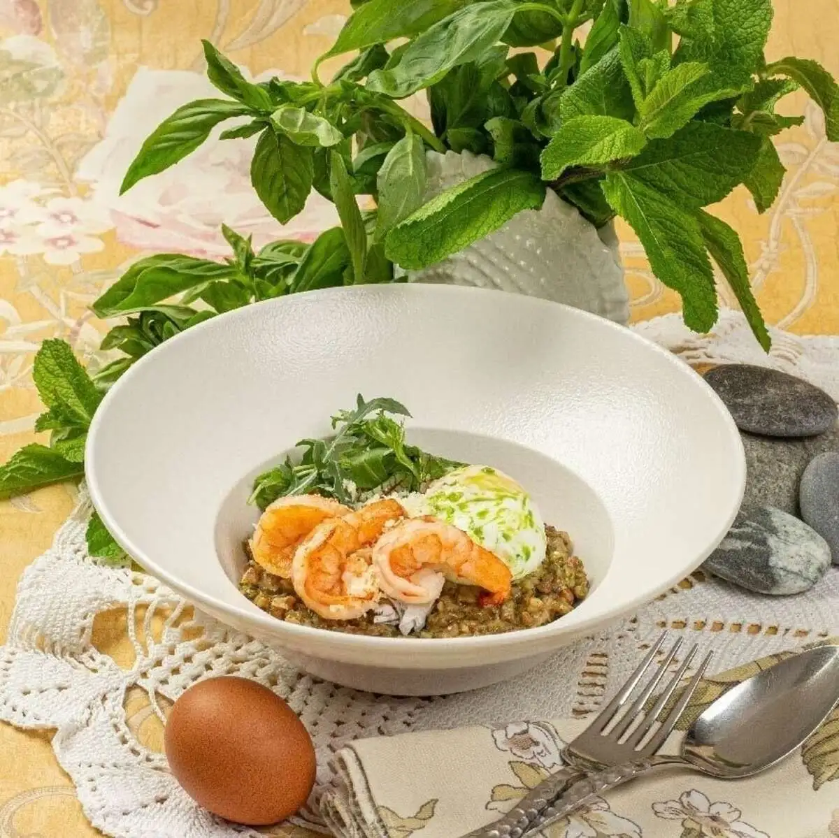 Гречотто с соусом песто, креветками и яйцом пашот