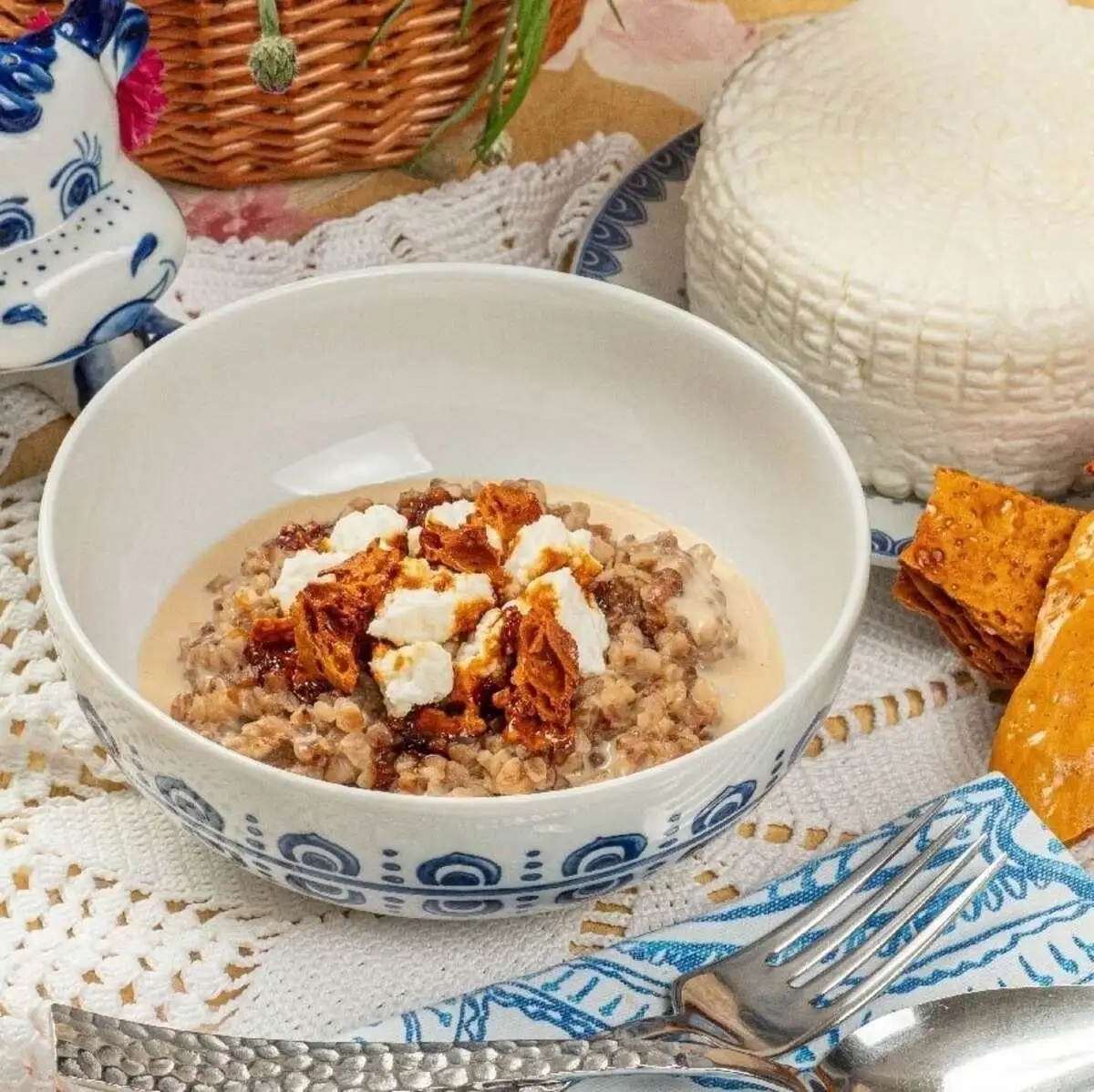 Гречневая каша с топленым молоком, домашним сыром и воздушной карамелью