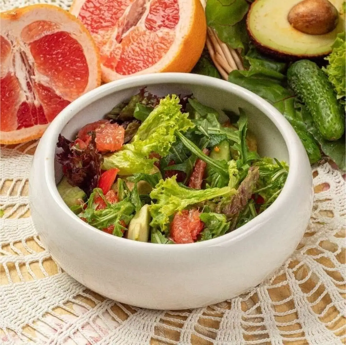 Легкий овощной салат с руколой, дольками грейпфрута и авокадо