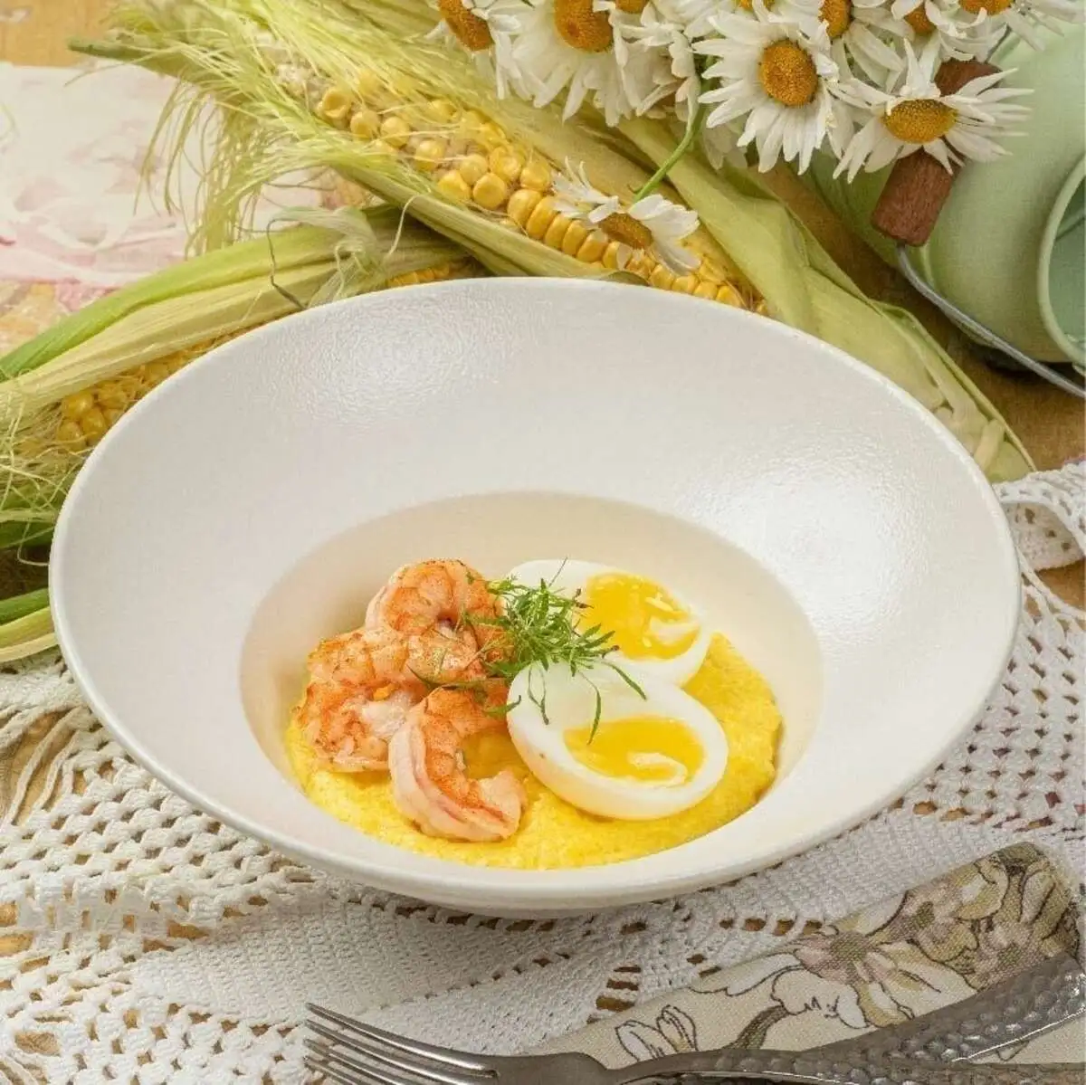 Кукурузная сливочная каша с пармезаном, креветками и яйцом пашот