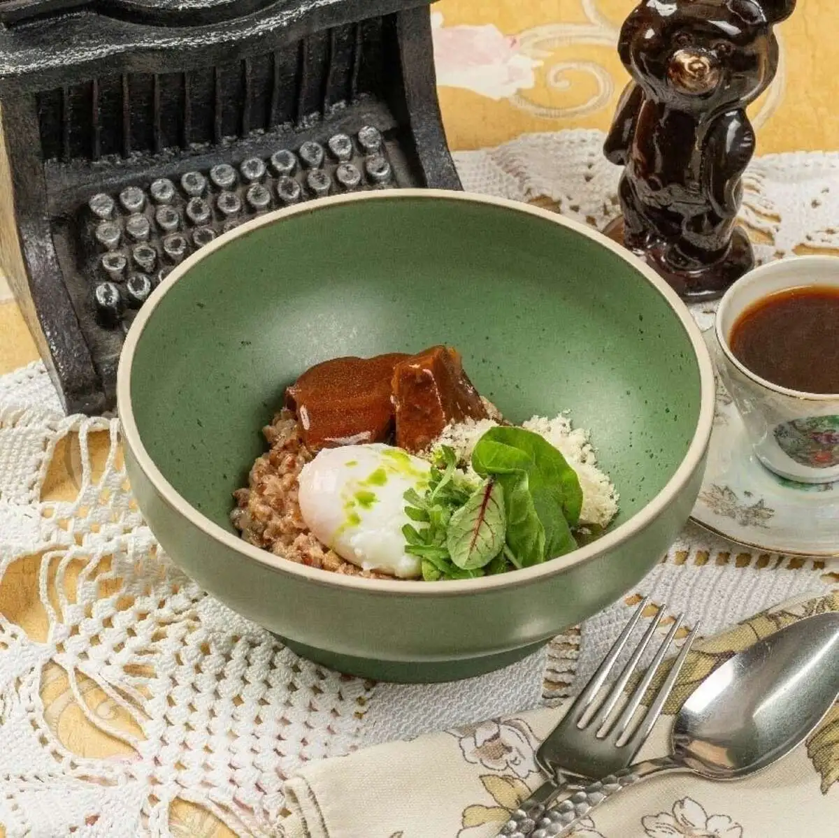 Мясная гречневая каша с телячьими щечками и яйцом пашот