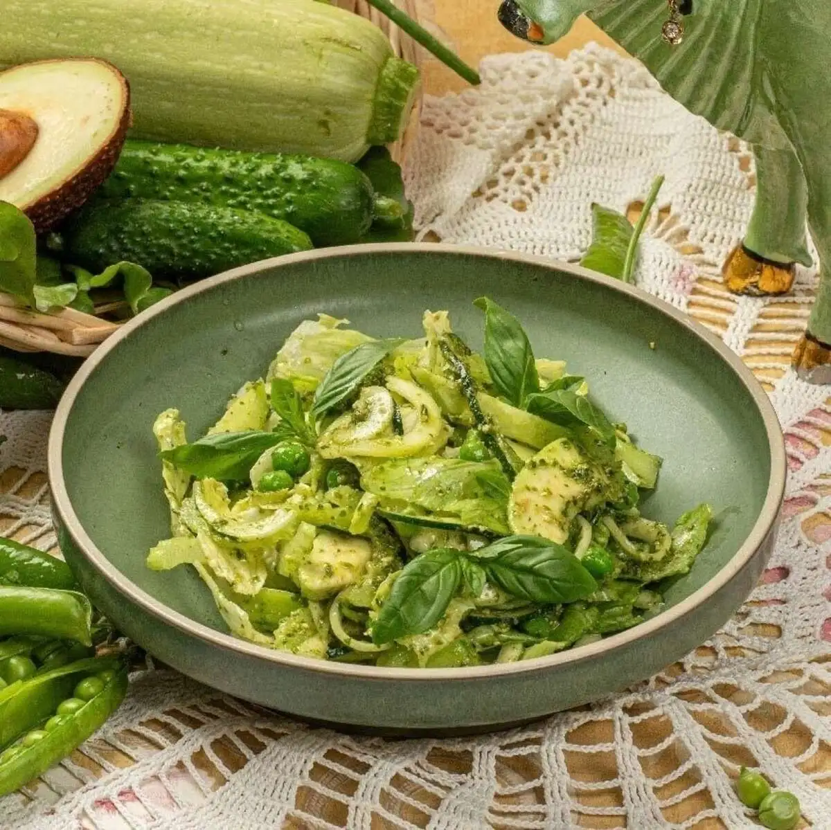 Салат из зеленых овощей с авокадо, сельдереем и соусом песто