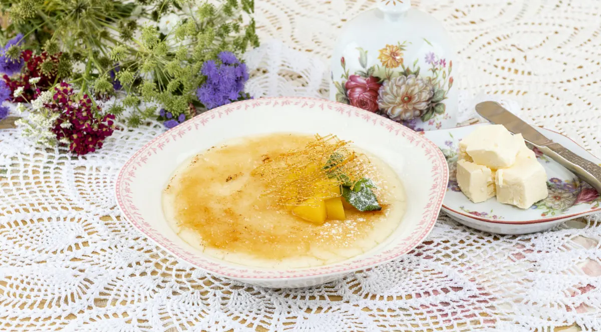 Карамельная манная каша с персиком