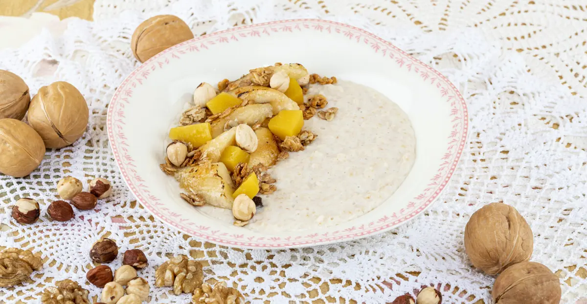 Овсяная каша с карамелизованным бананом, гранолой и жареным фундуком