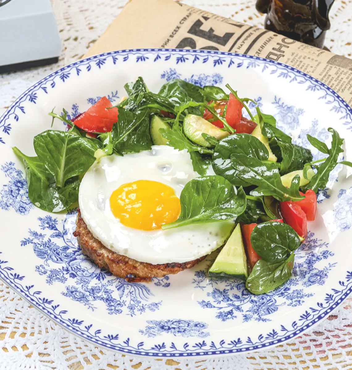 Куриный бифштекс с яйцом и салатом из свежих овощей