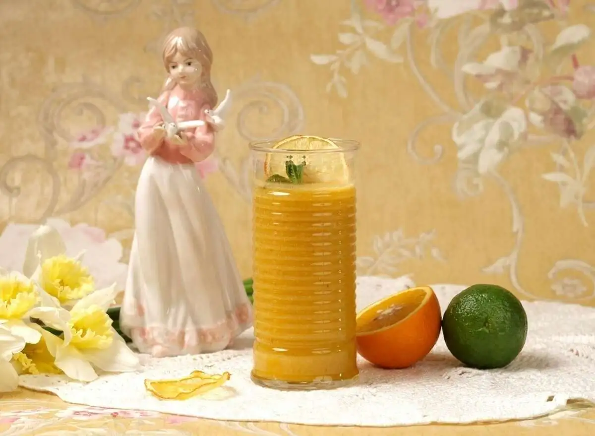 Тропический смузи из манго, маракуйи, апельсинового сока и ванили