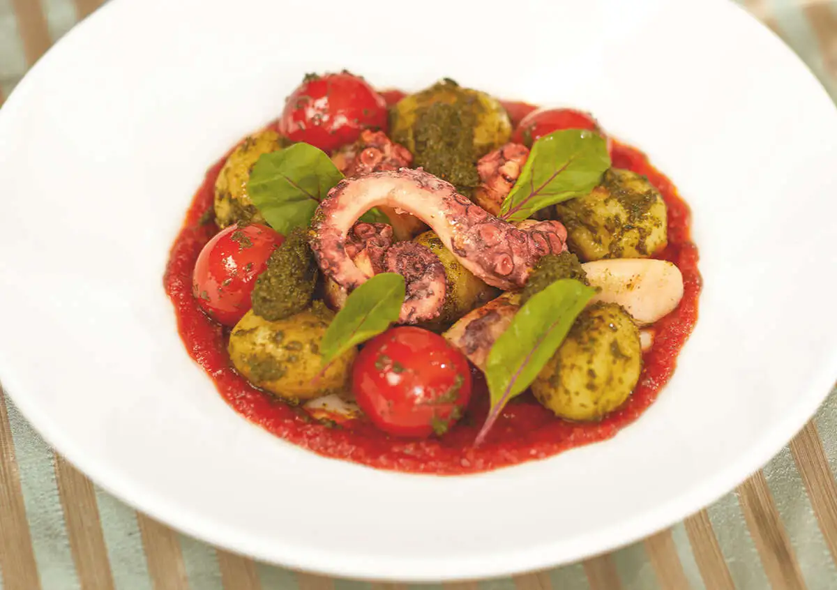 Осьминог с молодым картофелем и томатами