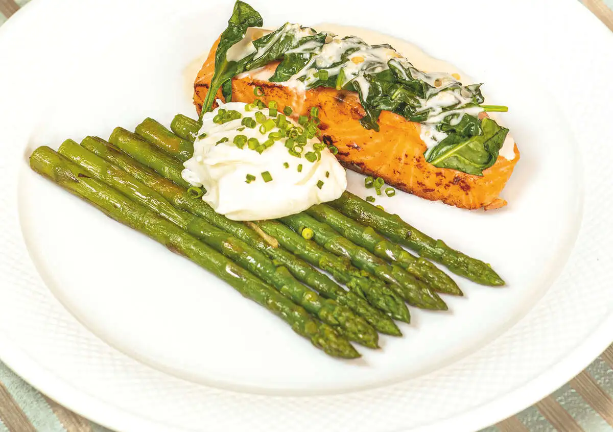 Филе форели со спаржей, шпинатом и яйцом пашот