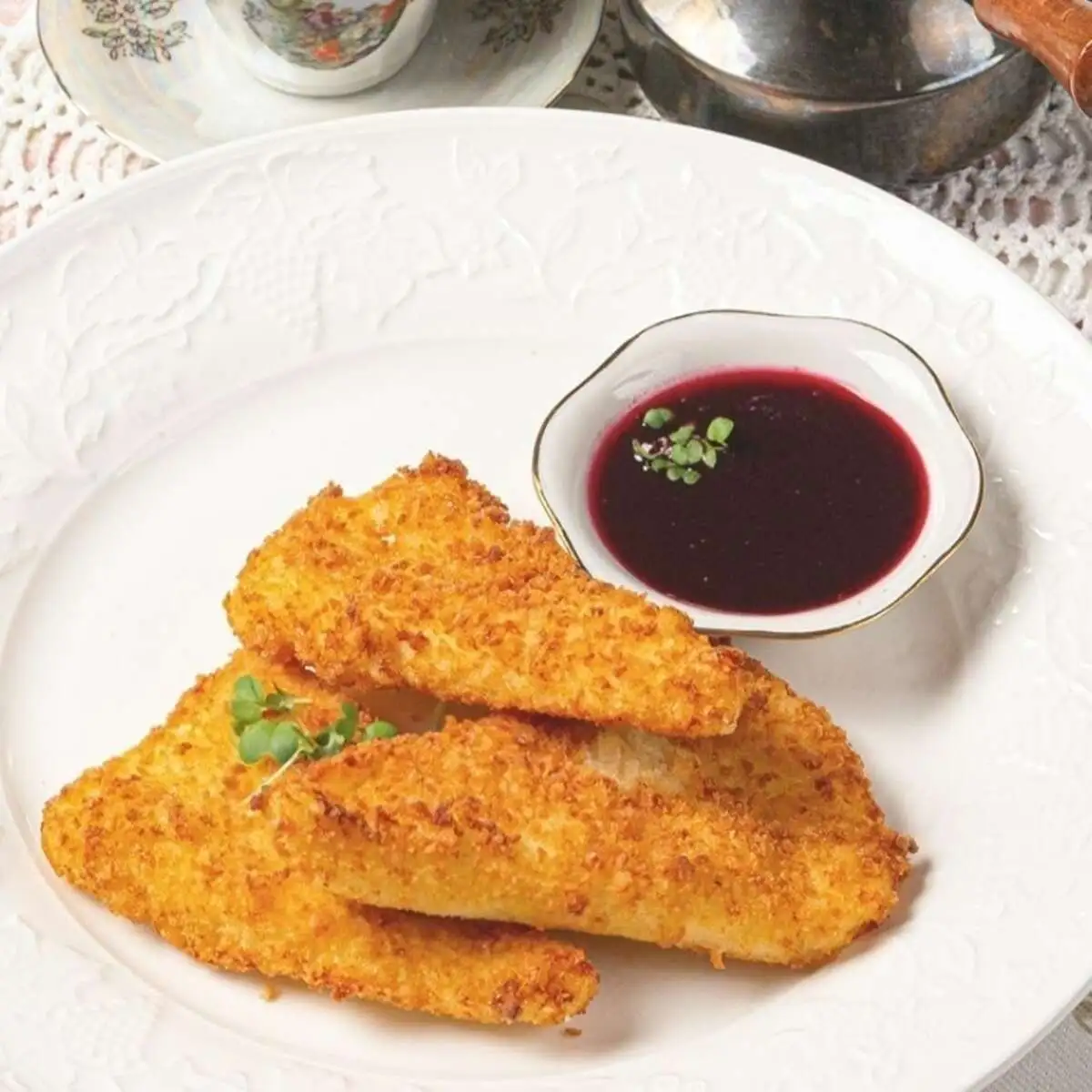 Жареный сулугуни в сухарях панко с соусом из сезонных ягод