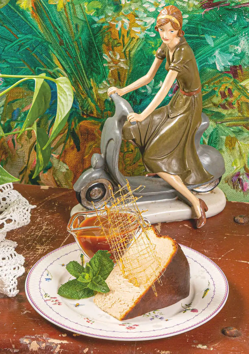 Чизкейк Сан Себастьян из топленого молока, с соусом соленая карамель