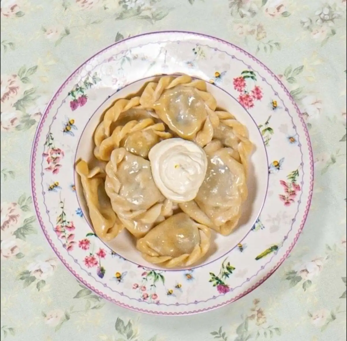 Вареники с картофелем и грибами, с домашней сметаной