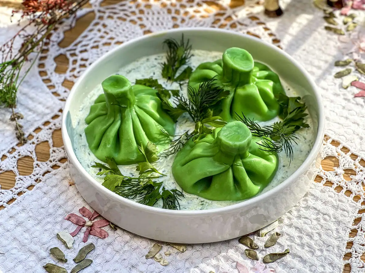Зелёные хинкали с бараниной и соусом Дзадзики