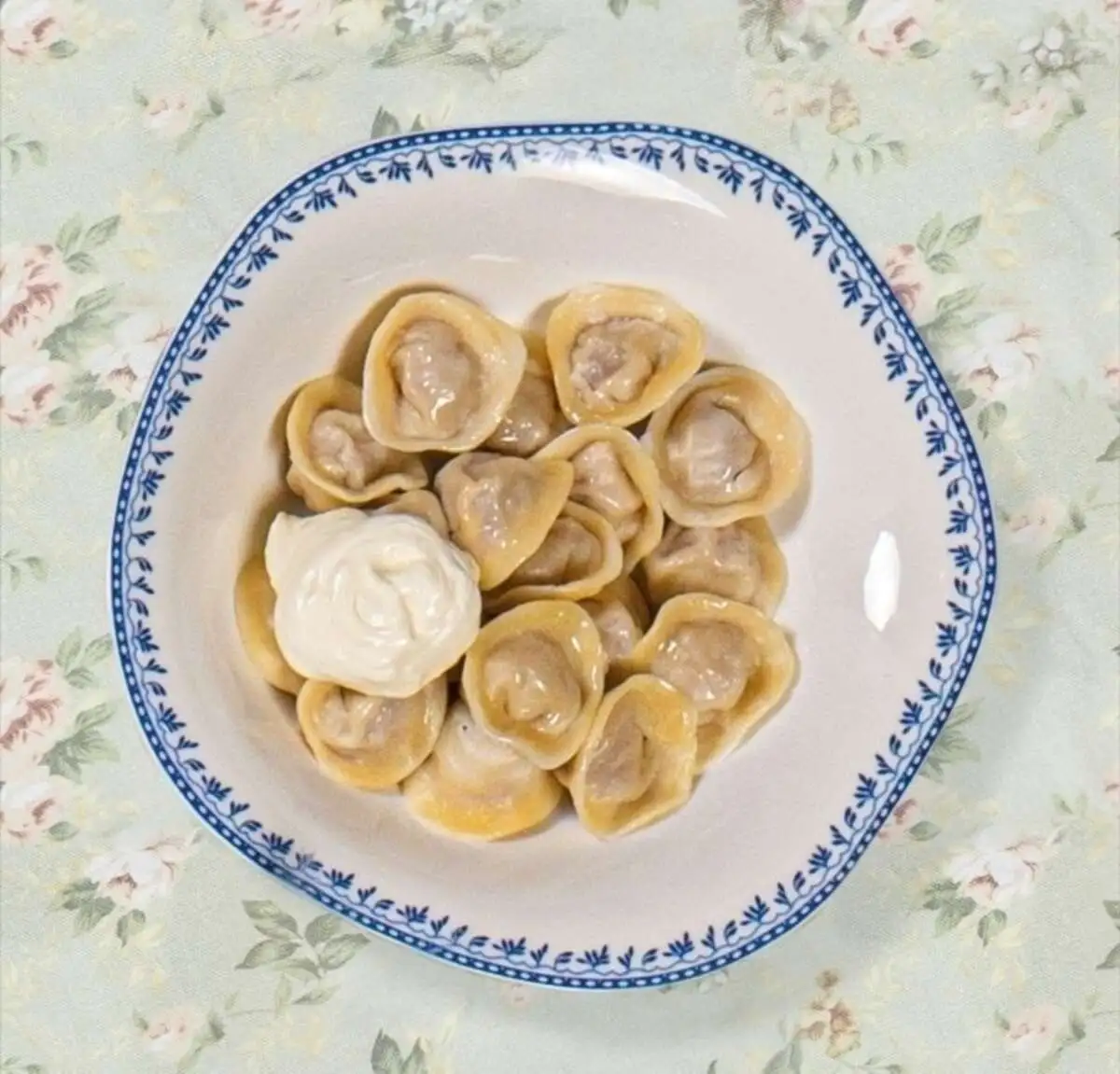 Пельмени с говядиной и свининой, томленым деревенским маслом и сметаной