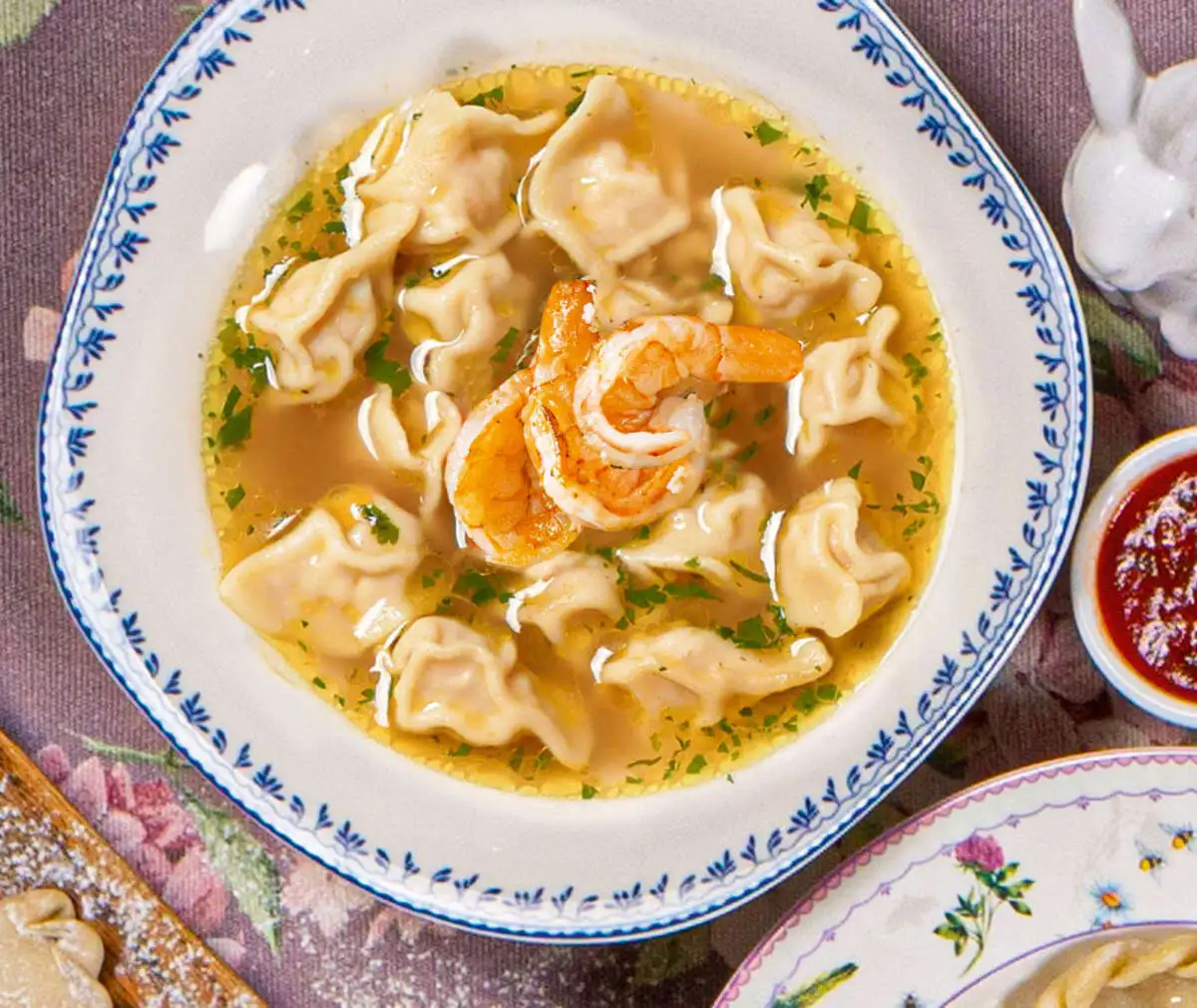 Пельмени с форелью в насыщенном рыбном бульоне с гарниром из тигровых креветок