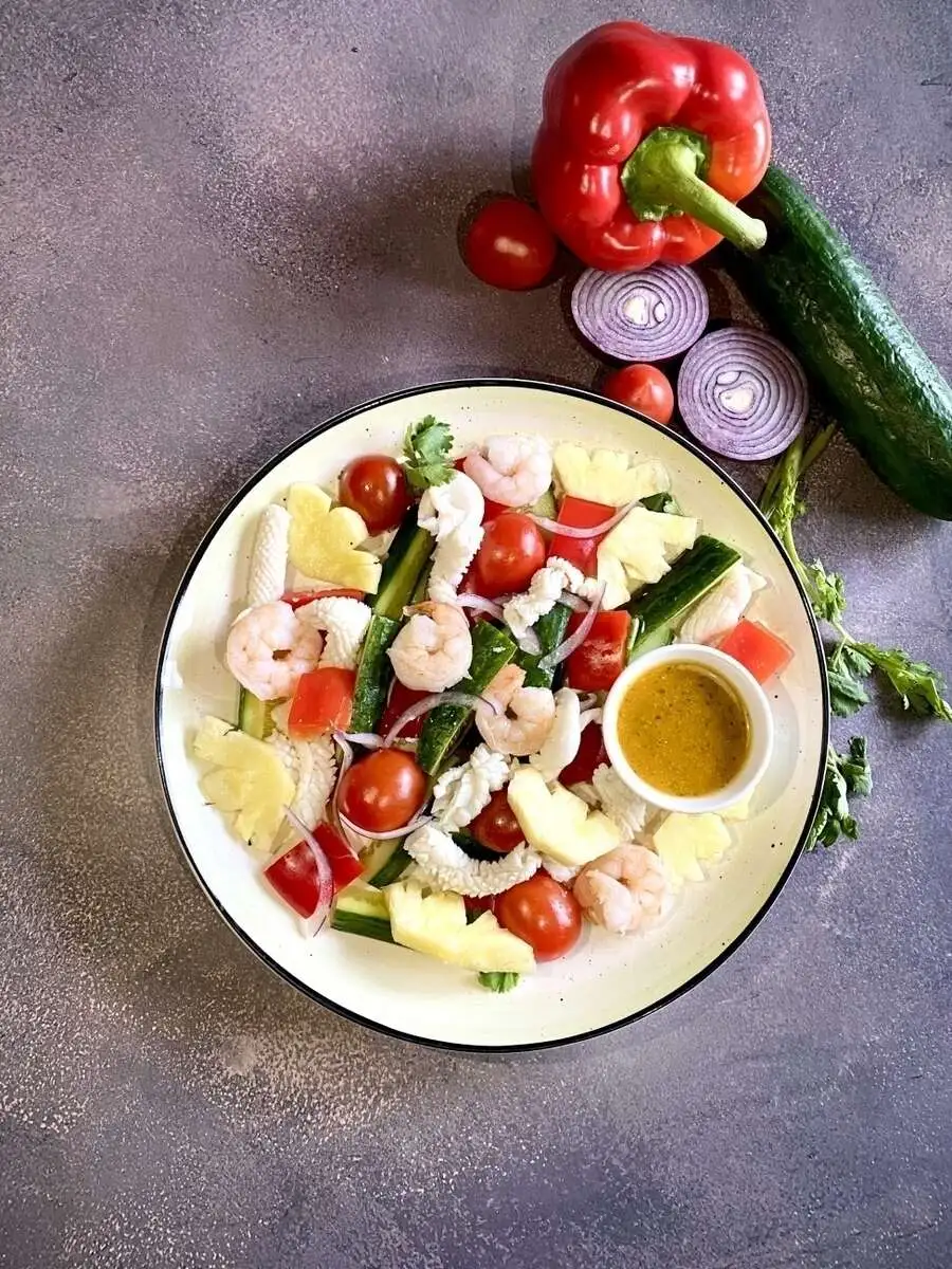 Салат с ананасами и морепродуктами