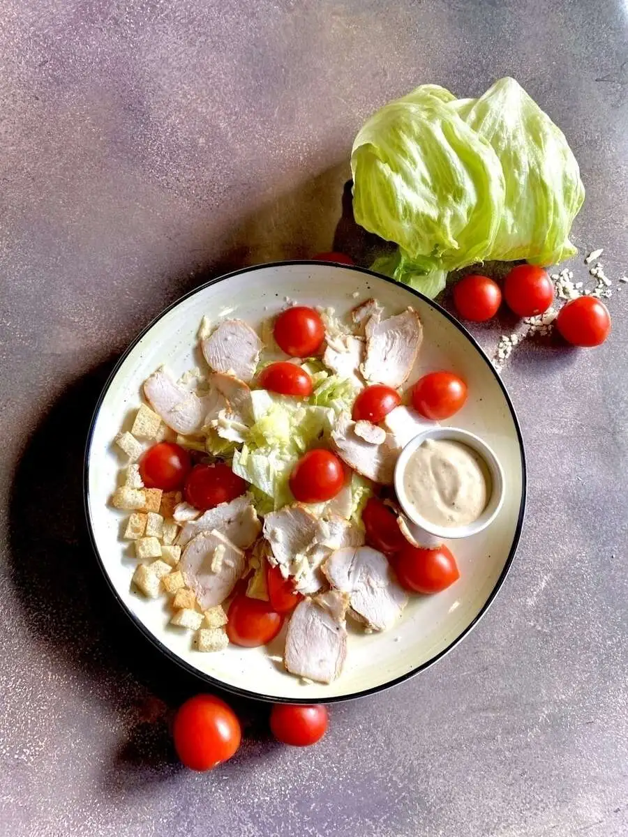Салат цезарь с курицей