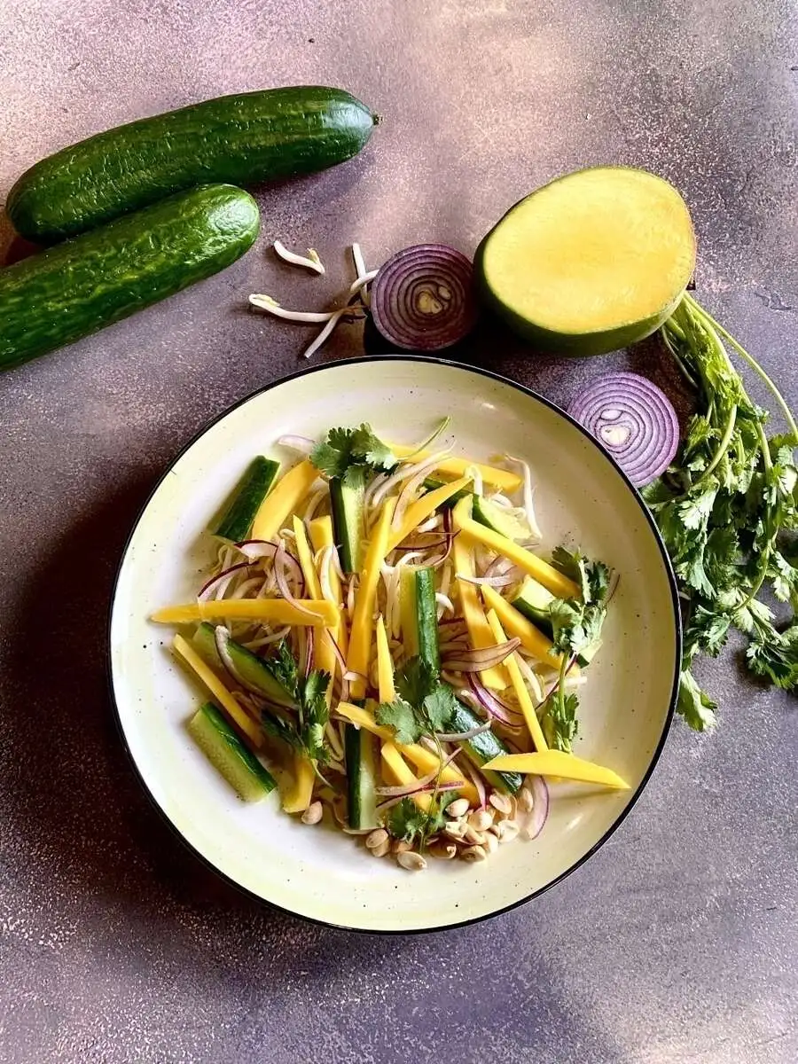 Салат с манго в кисло-сладком соусе