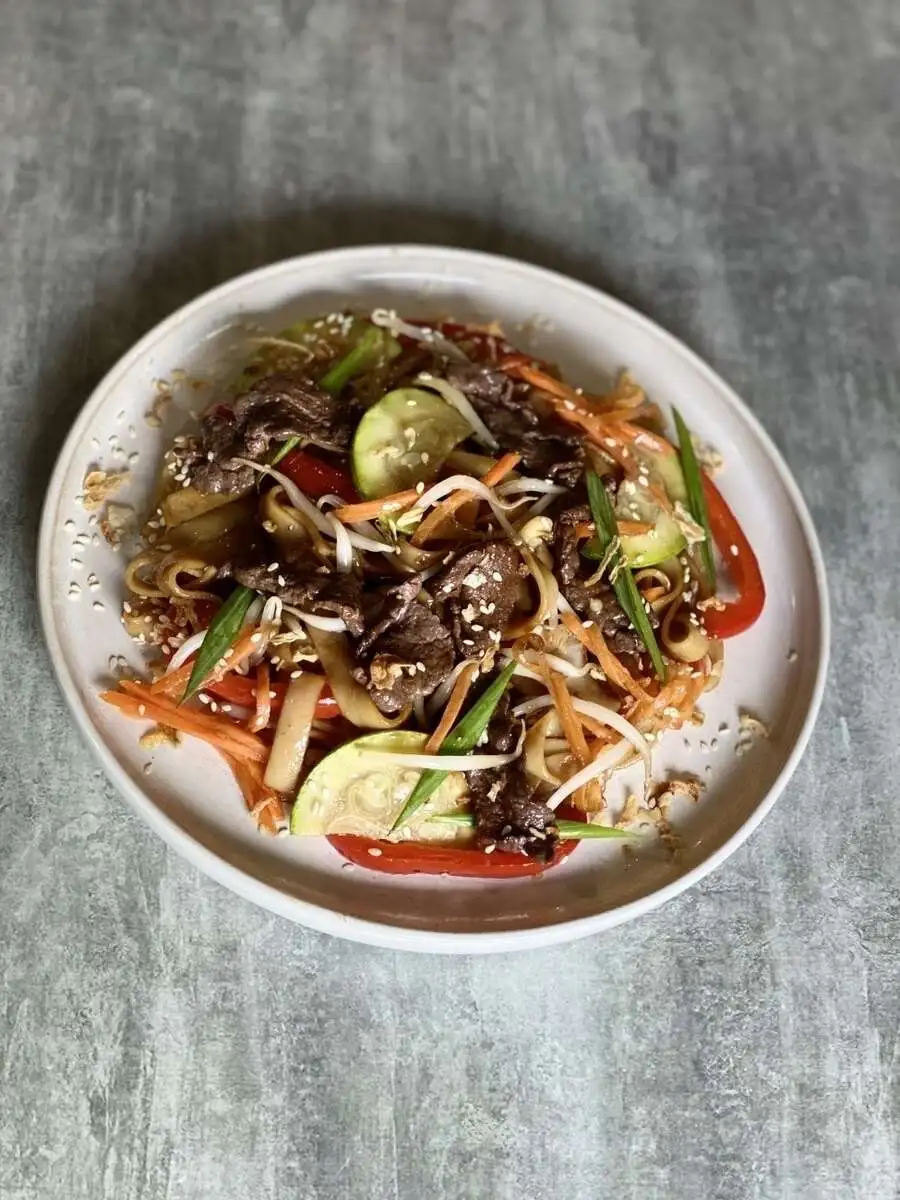 Лапша с говядиной на воке