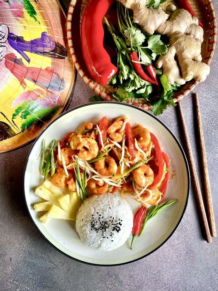 Креветки по-тайский с ананасами