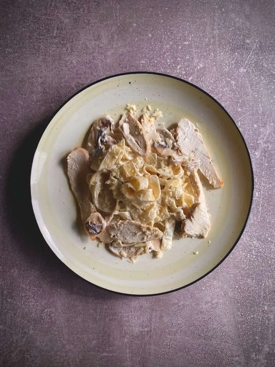 Паста с курицей в сливочным соусе