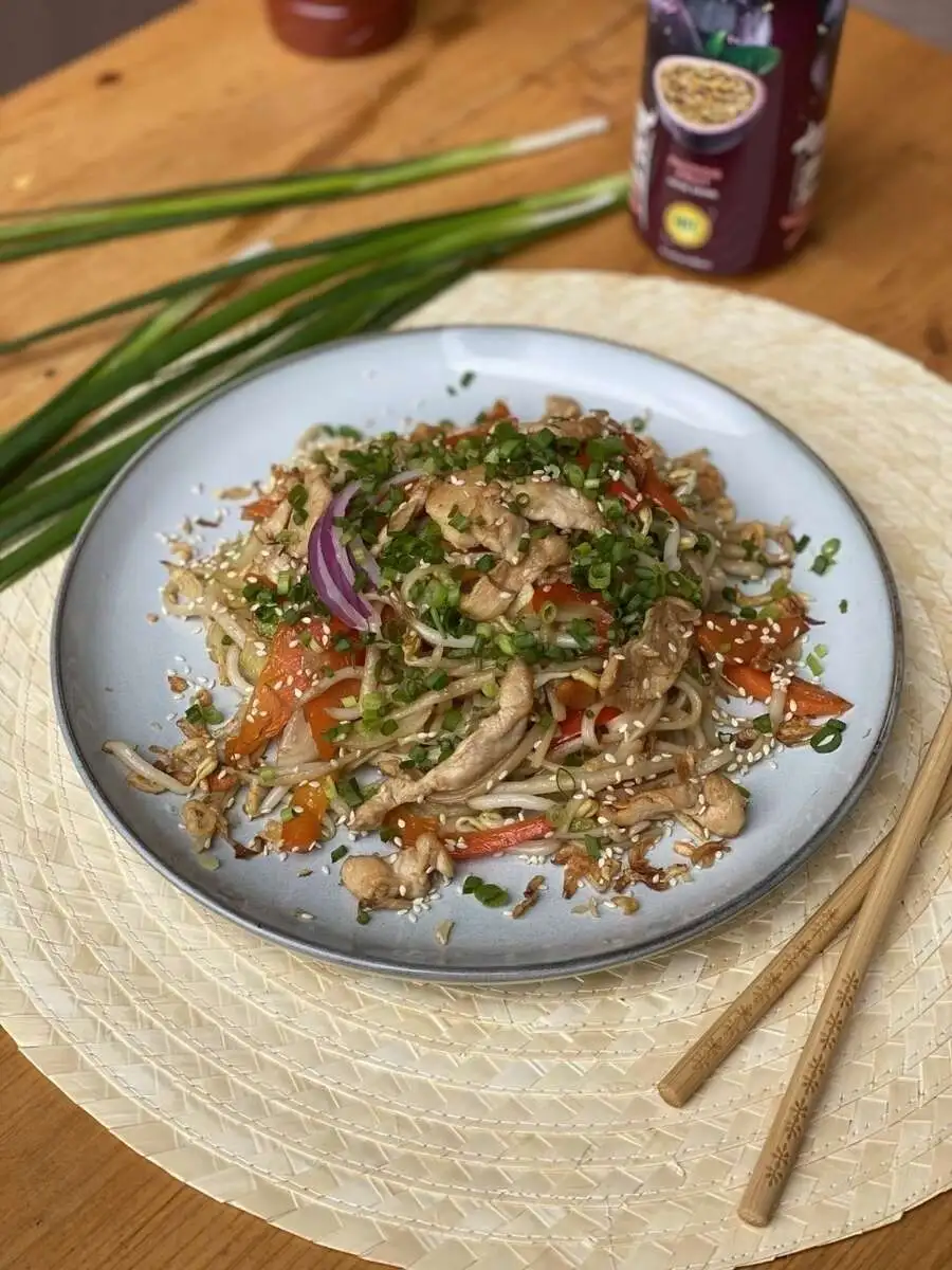 Лапша с курицей на воке