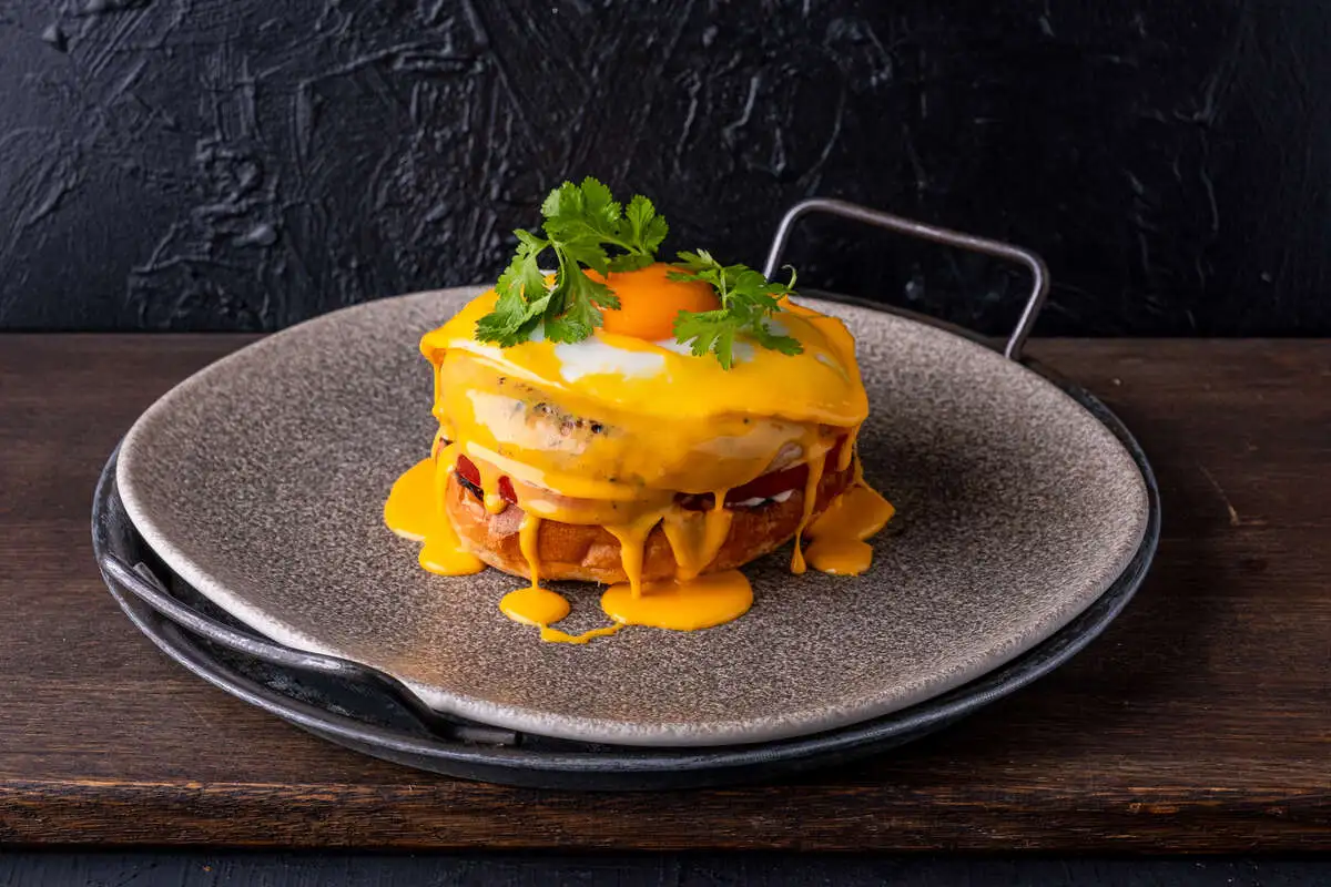 Бургер с куриной колбасой