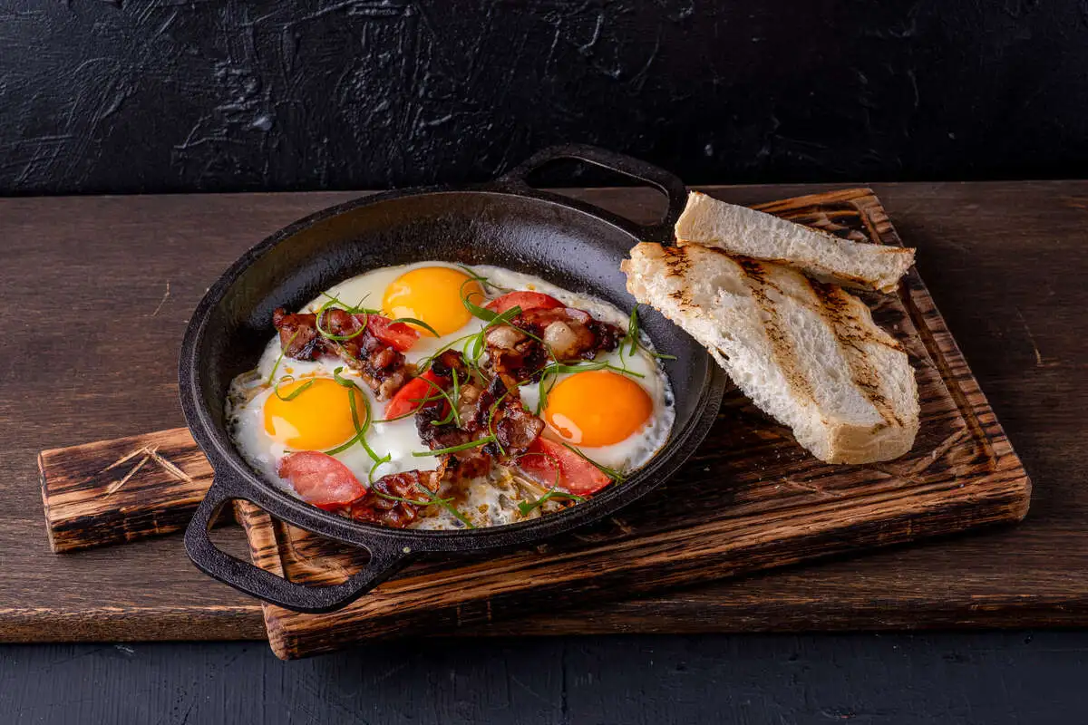 Глазунья с беконом и томатами