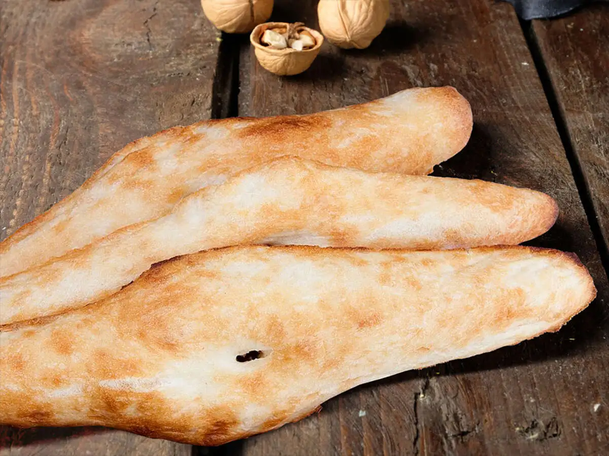 Пури с соусом сацебели.