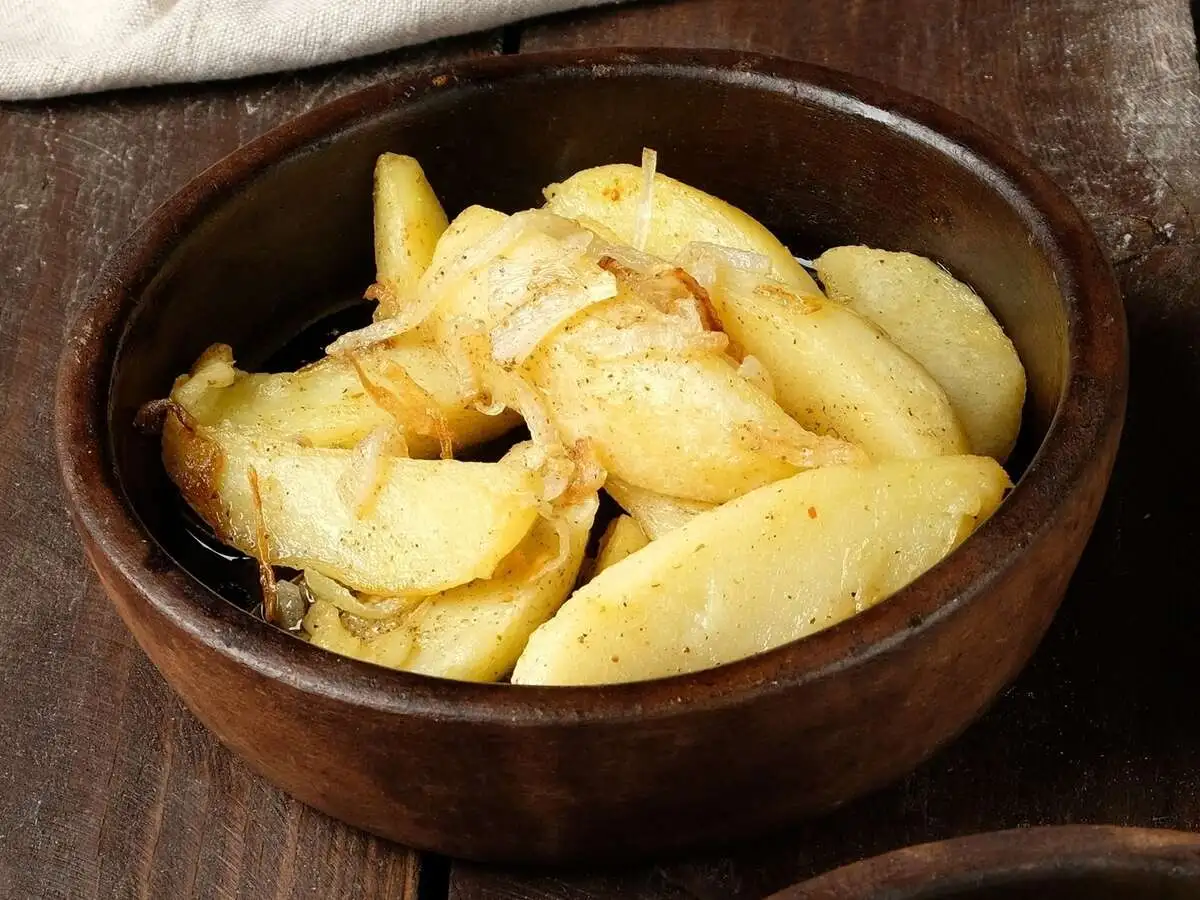 Жареный картофель со сванской солью