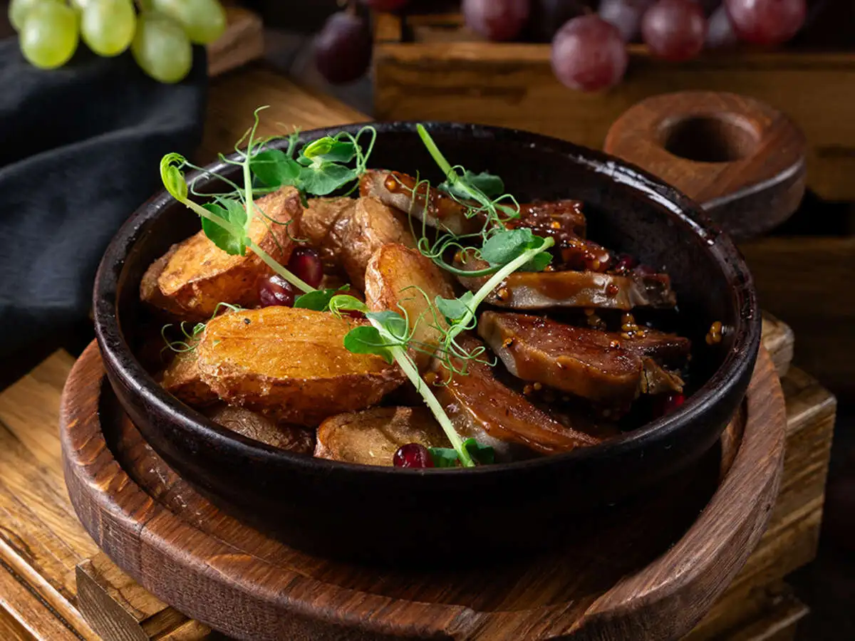 Говяжий язык с обжаренным картофелем