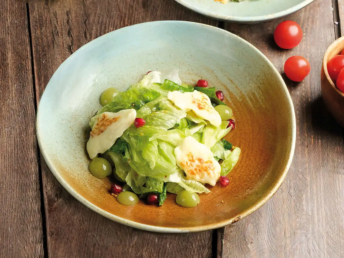 Салат с виноградом и жареным сулугуни