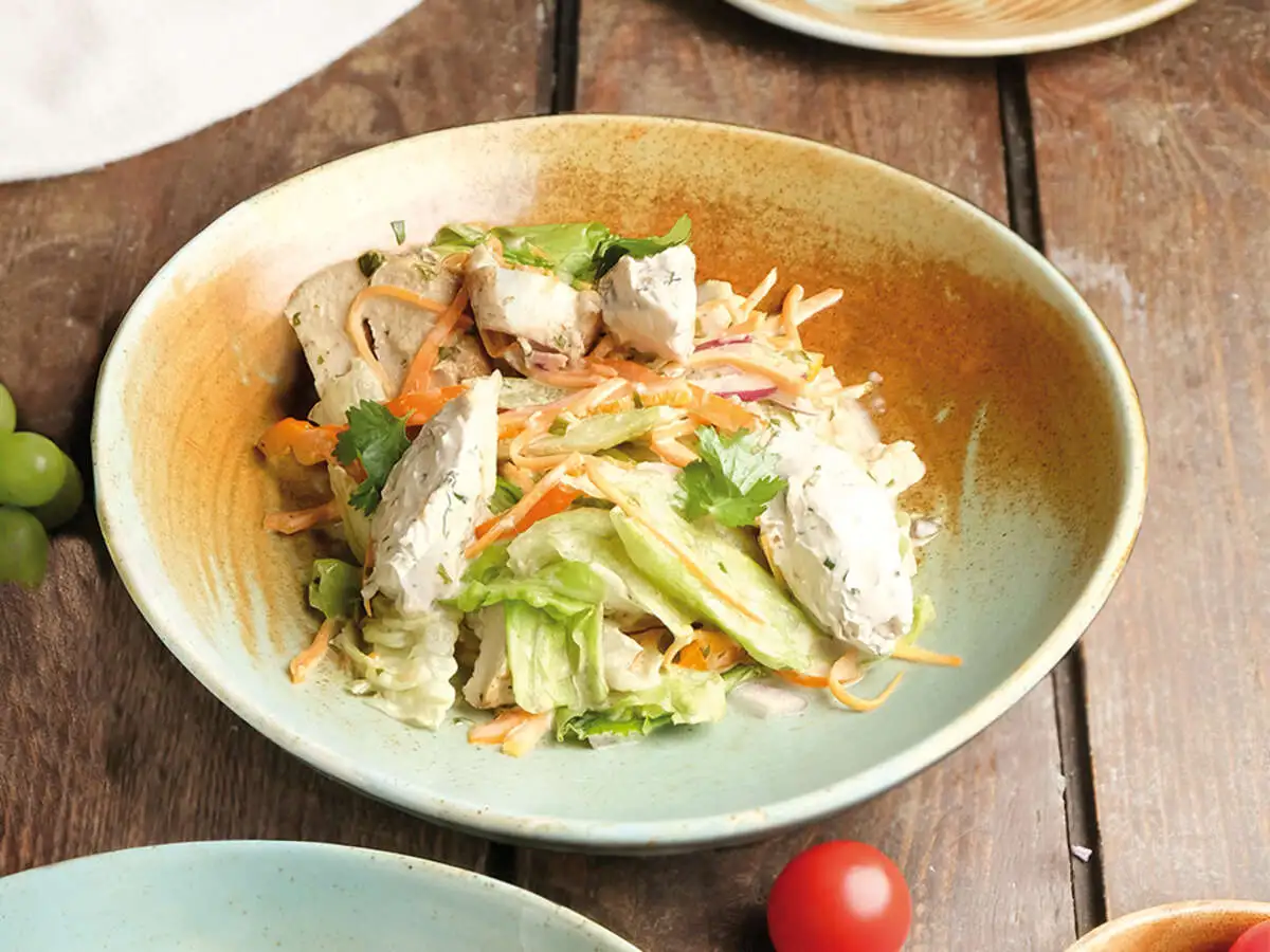 Салат с творожными кнелями