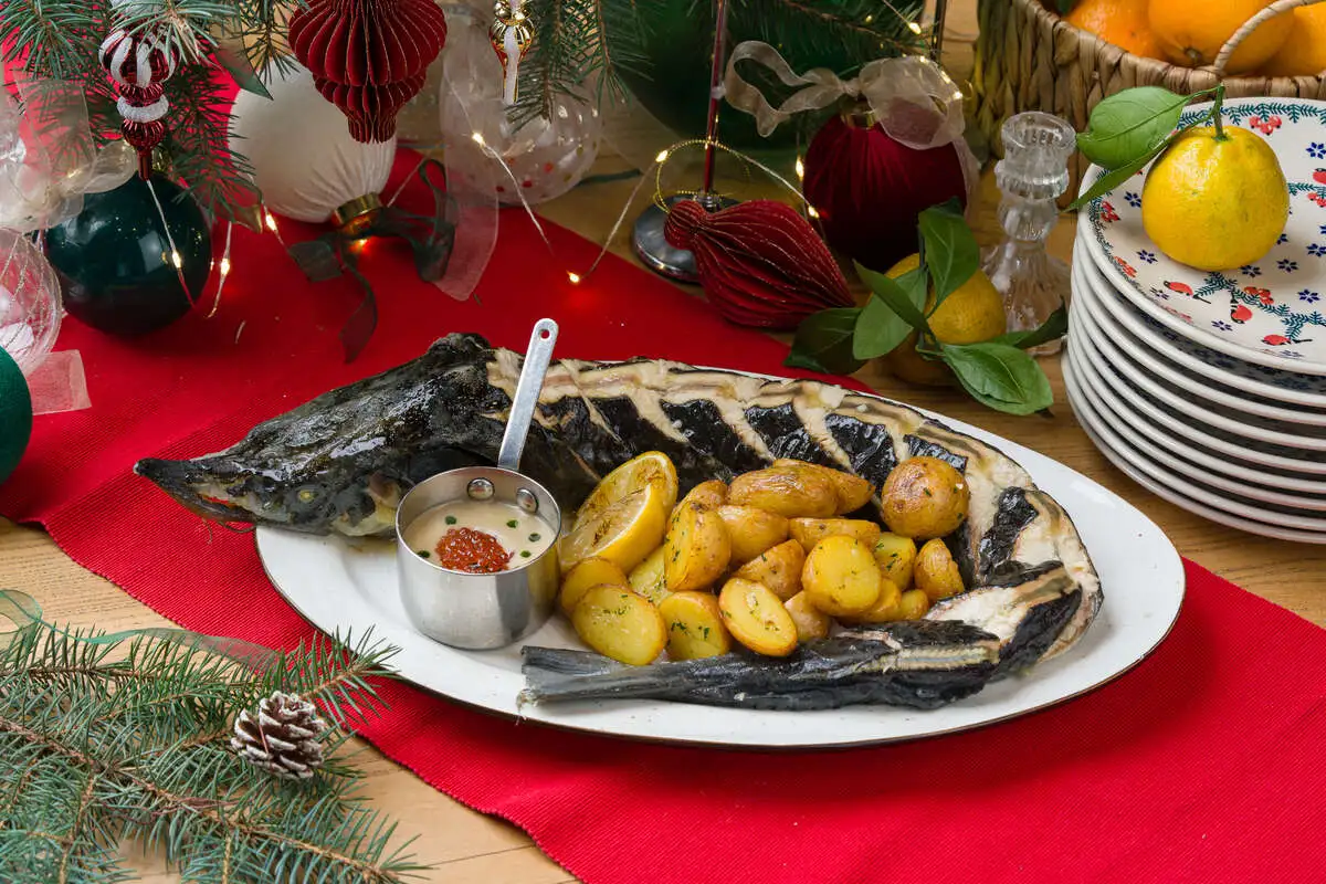 Осетр с бэби картофелем и соусом