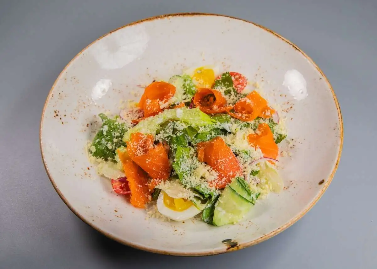 Салат с копченой форелью 170г