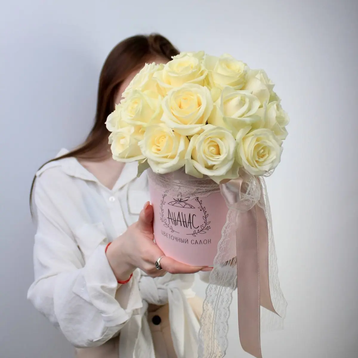 Композиция из белых роз