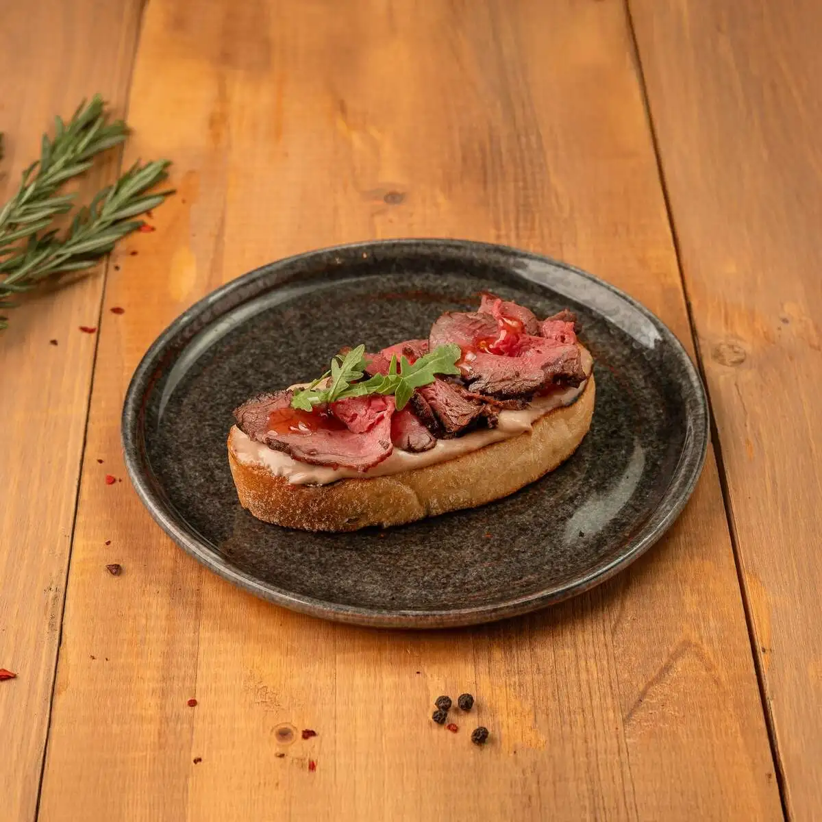 Брускетта с ростбифом