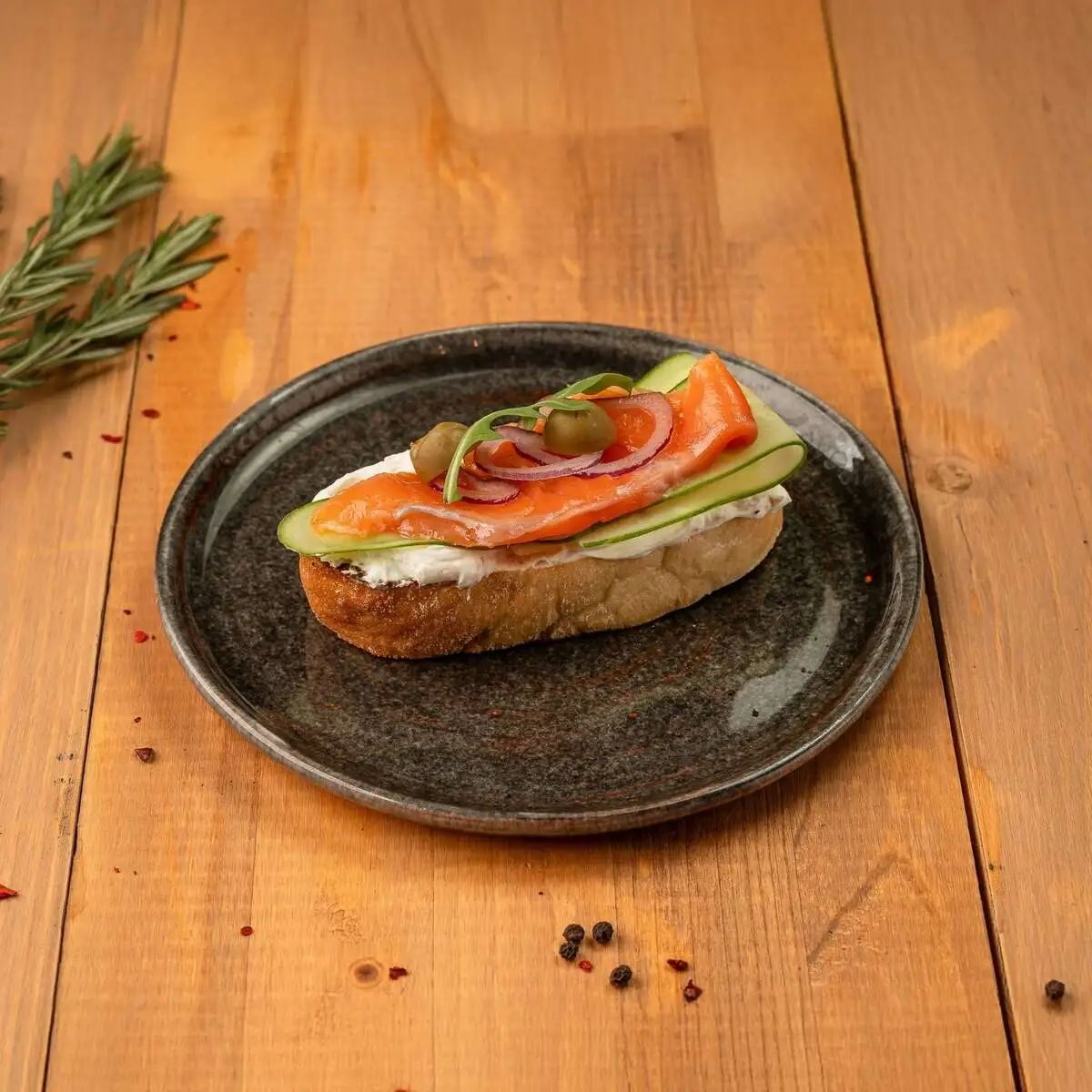 Брускетта с форелью