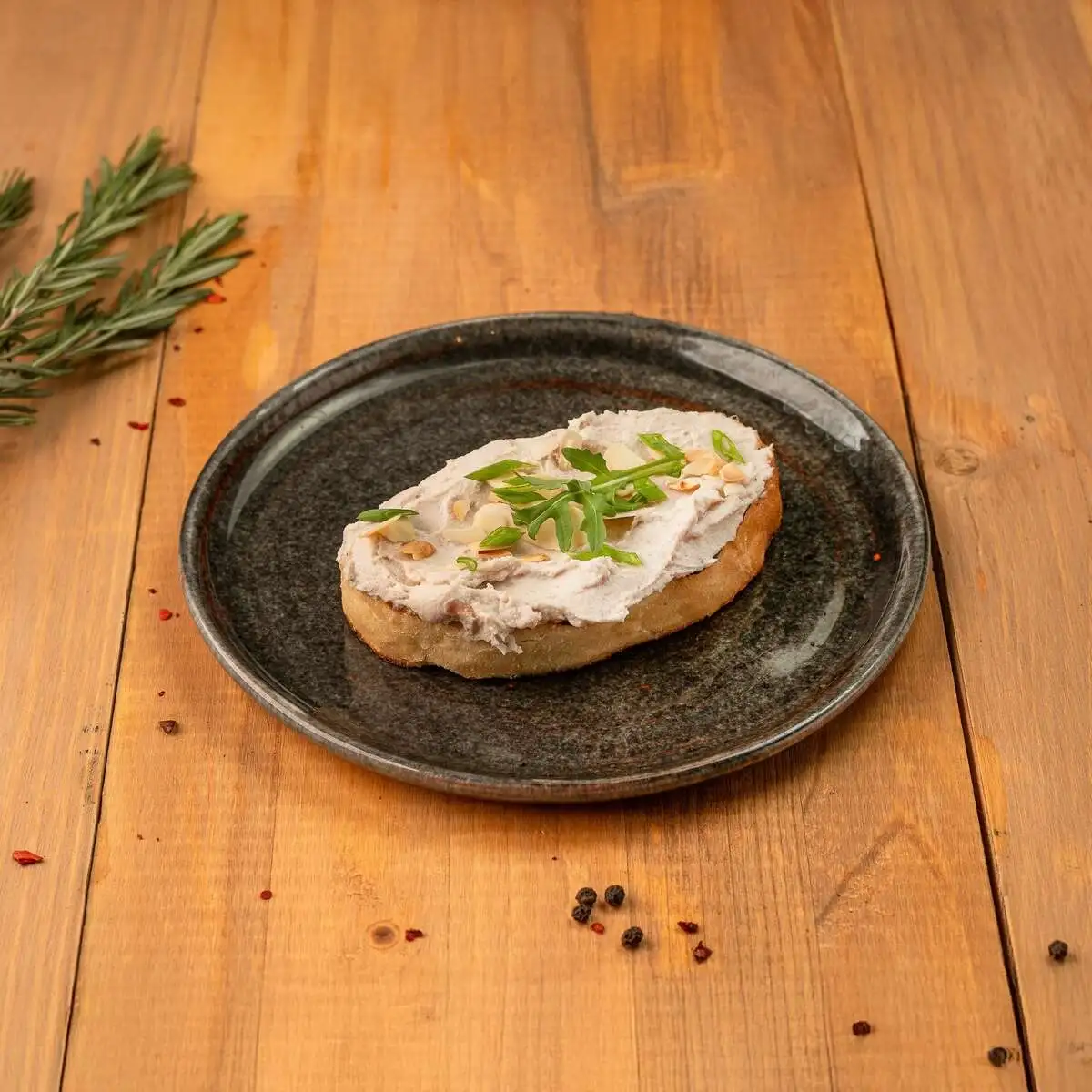 Брускетта с рыбным паштетом