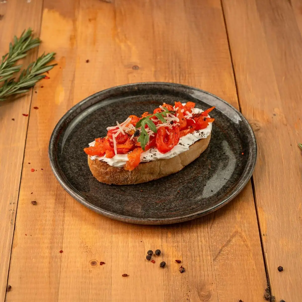 Брускетта с печеным перцем