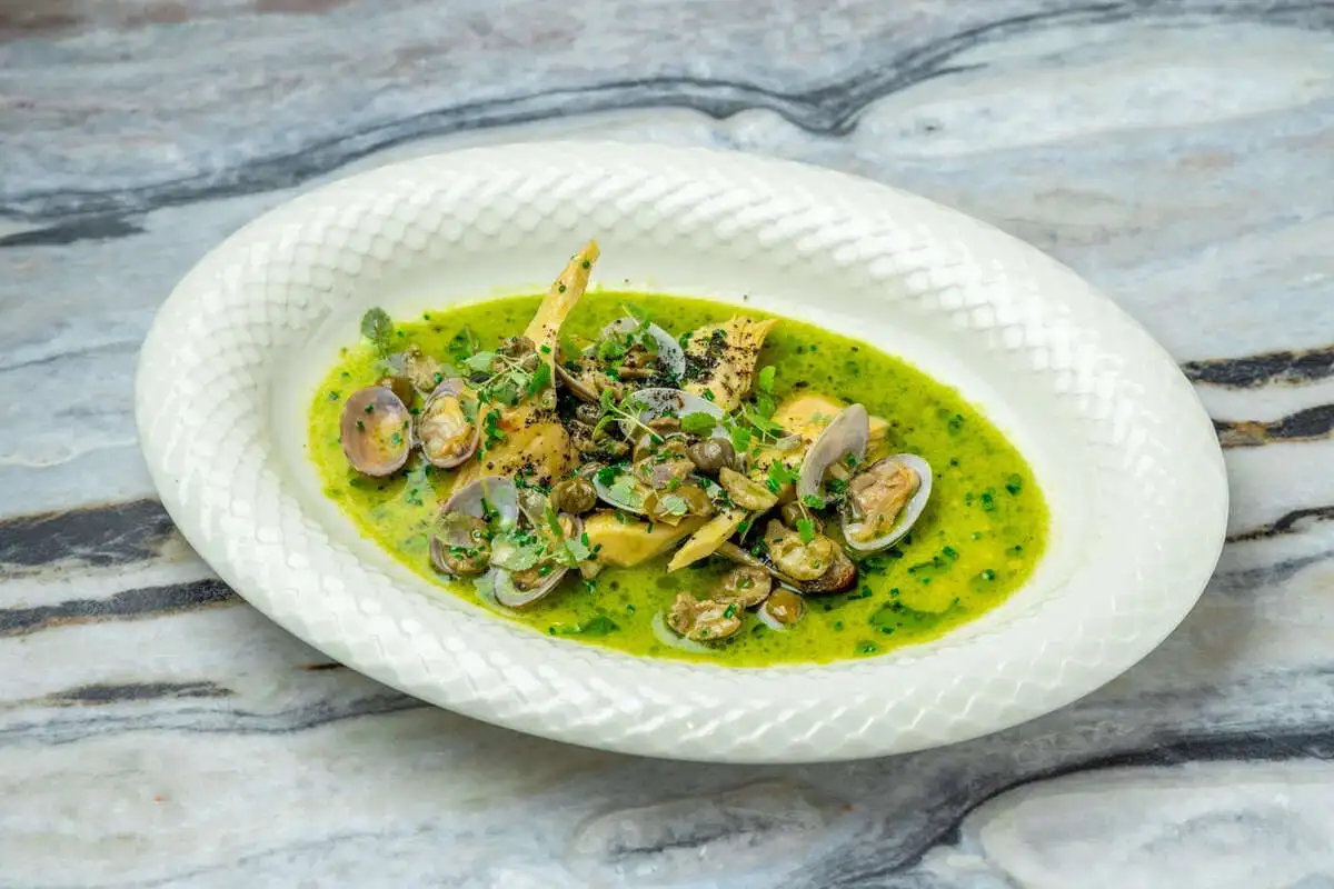 Филе Сибаса с артишоками и зеленым сливочным маслом