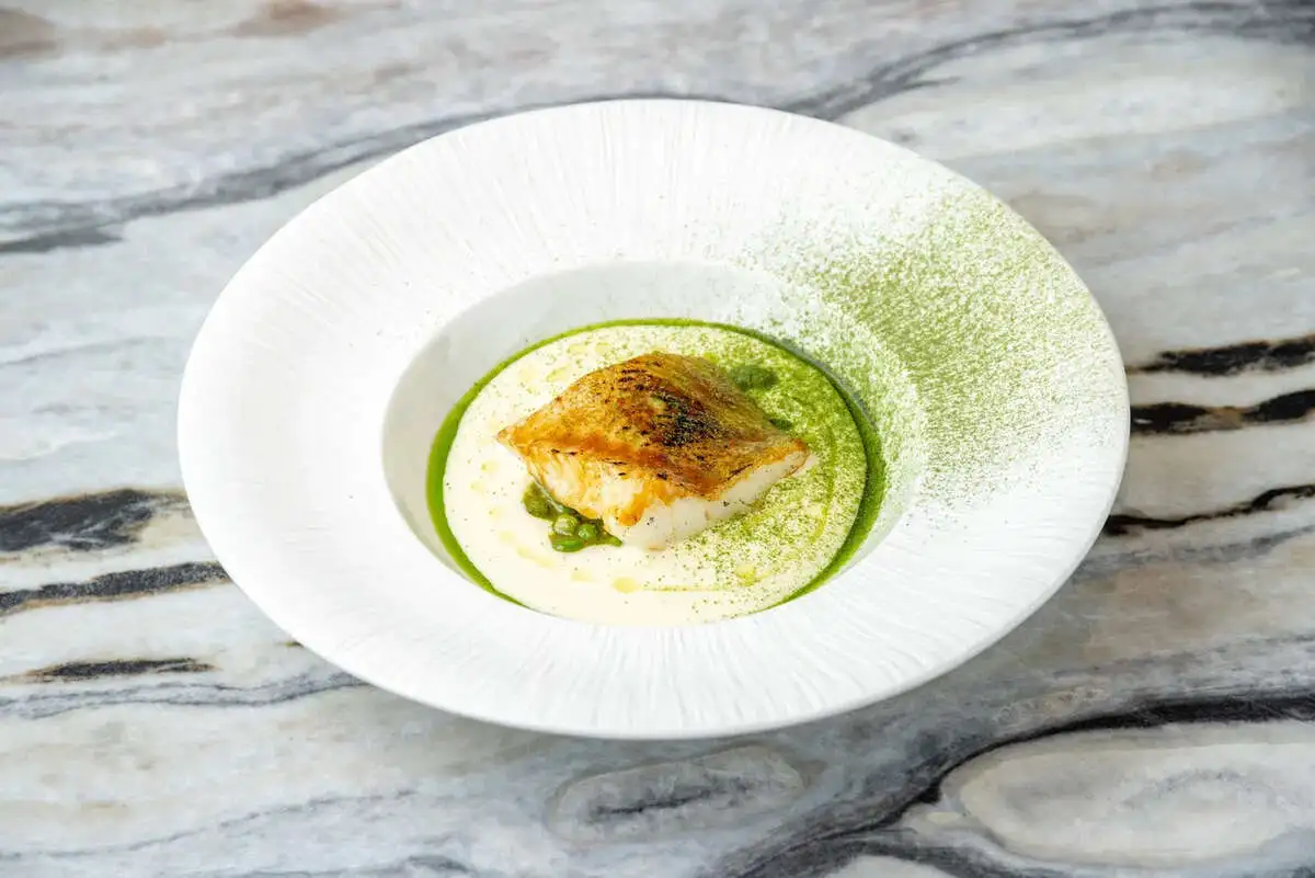 Палтус с картофельным кремом и зелеными овощами