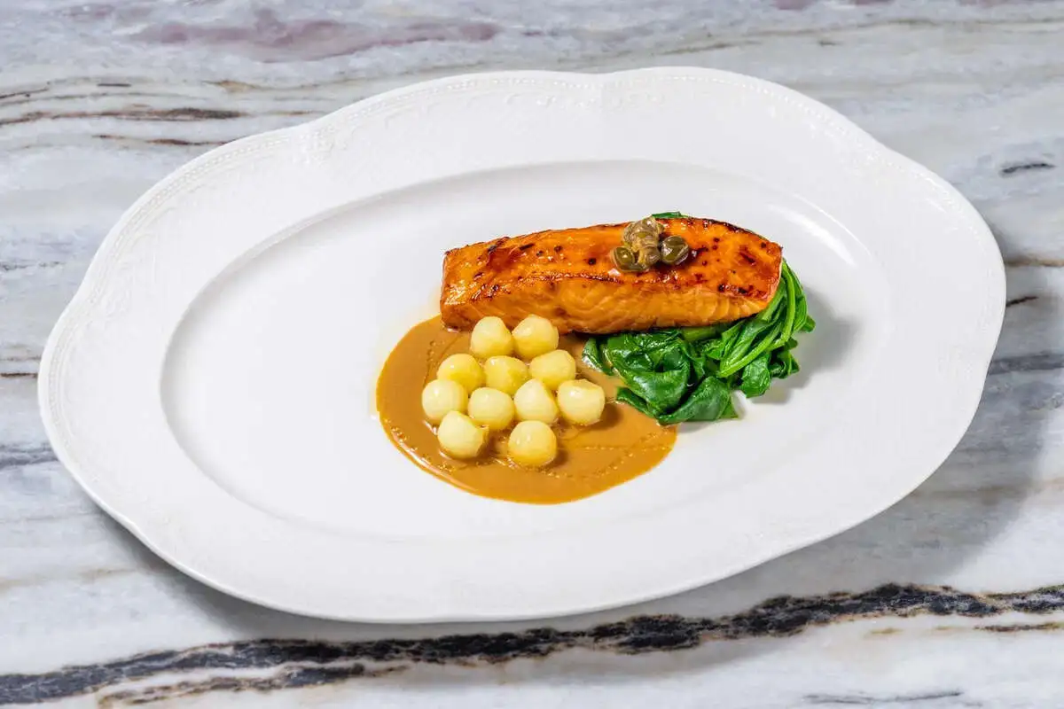 Филе Чилийского лосося с шпинатом и картофелем нуазет